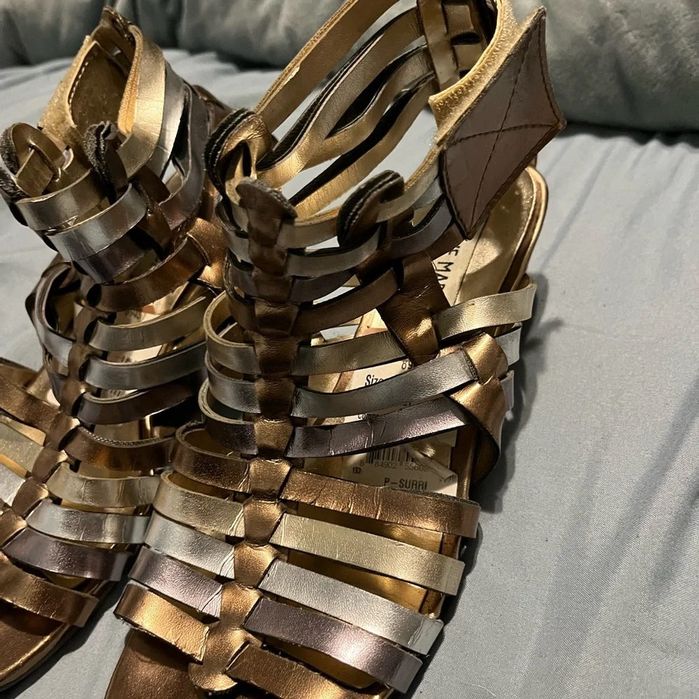 Like new Steve Madden strapy women’s sandals gold silver 6